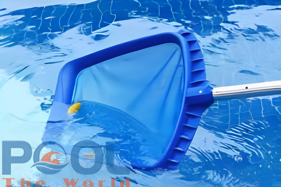Bí quyết chọn vợt lá cây nông lòng để xử lý lá cây rơi trong hồ bơi hiệu quả